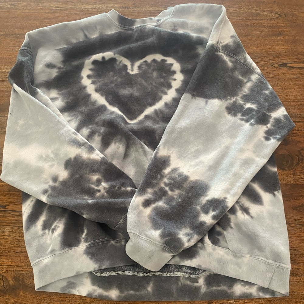 Urban Outfitters tie dyed heart sweatshirt // M/L